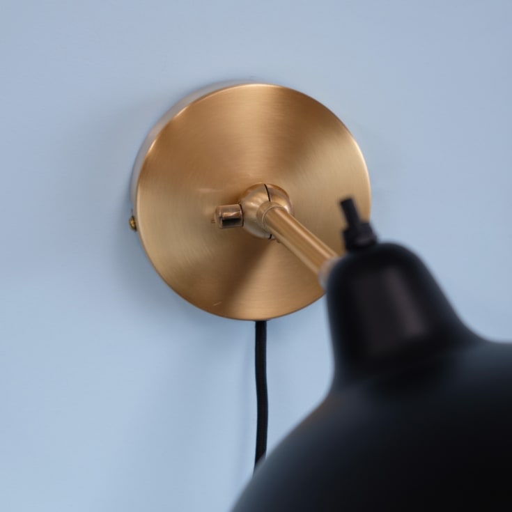 Dyberg Larsen Futura væglampe, messing