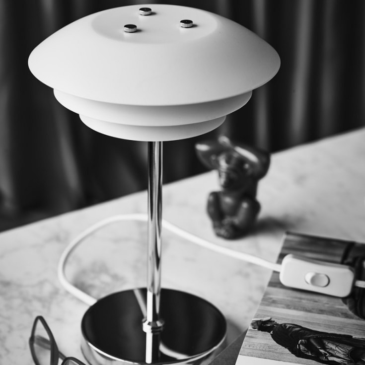 Dyberg Larsen DL20 bordslampa, krom/vit