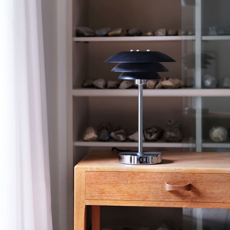 Dyberg Larsen DL20 bordlampe, krom/sort
