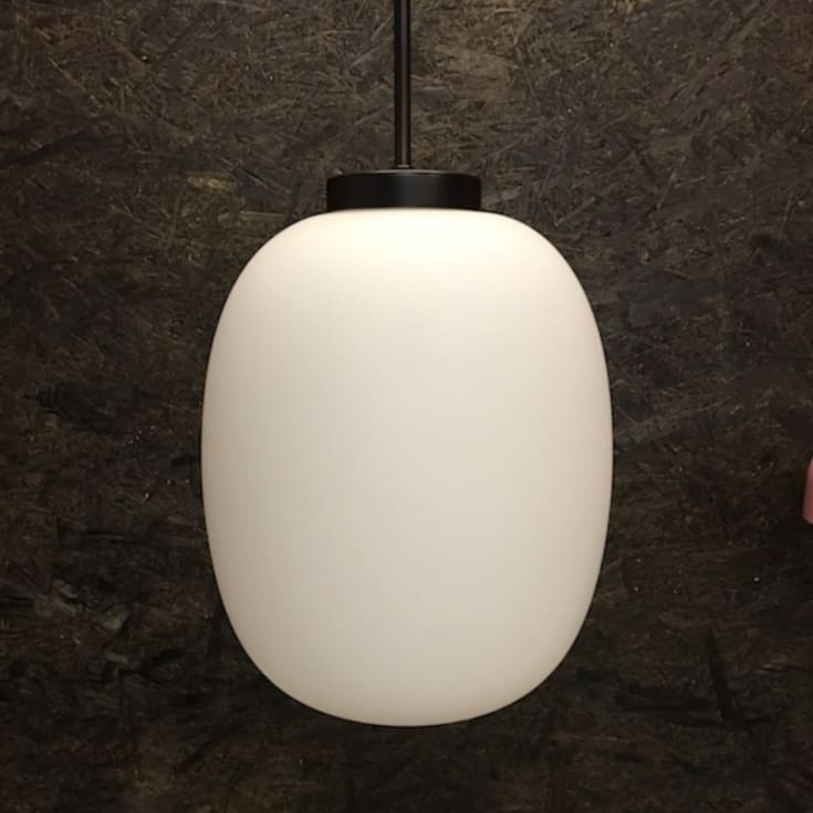 Dyberg Larsen DL39 pendellampa, opal/svart