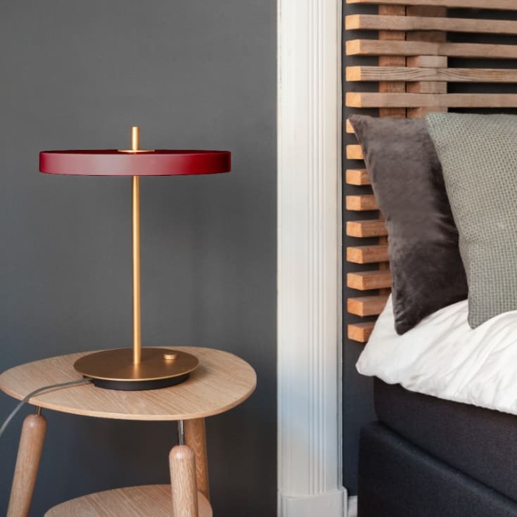 Umage Asteria bordslampa med USB, röd