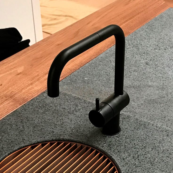 Vola KV1 kjøkkenbatteri, med dobbel svingbar tut, sort matt