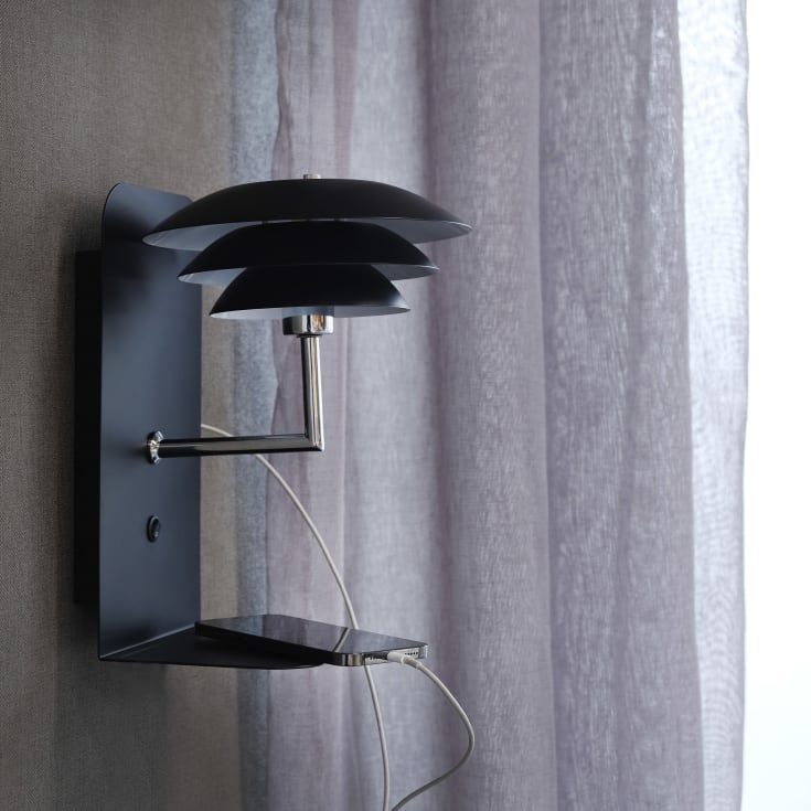 Dyberg Larsen DL20 væglampe med USB, sort
