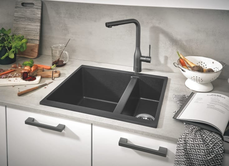 Grohe Essence köksblandare, utdragbar pip, borstad svart krom