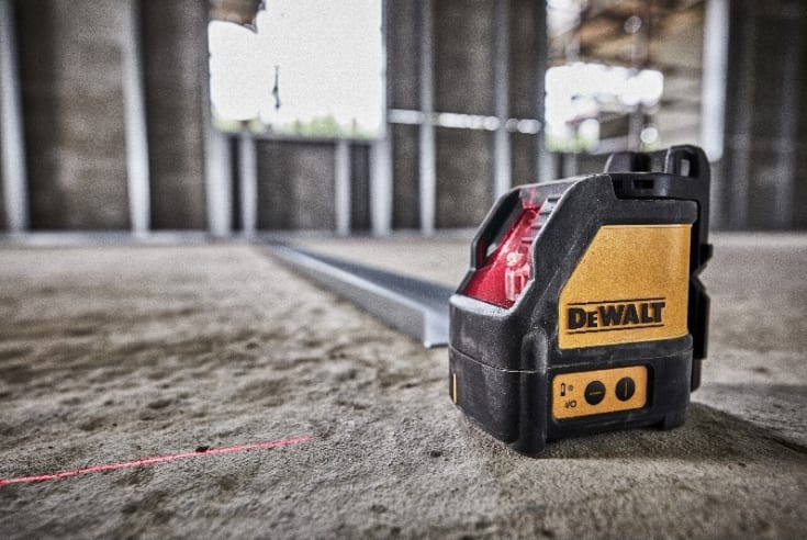 DeWalt DW088K-XJ krydslinjelaser, rød, med vægbeslag og batterier