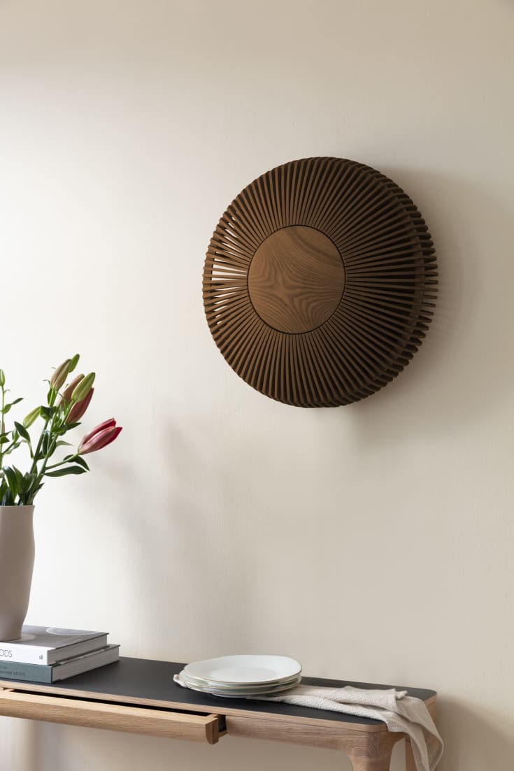 Umage Clava Up Wood vägglampa, mörkt trä, Ø49 cm