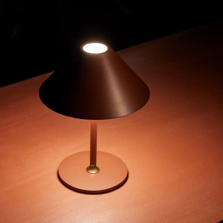 Halo Design Hygge genopladelig bordlampe, H20 cm, mørkerød
