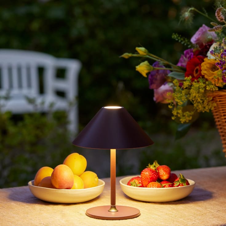 Halo Design Hygge genopladelig bordlampe, H20 cm, mørkerød