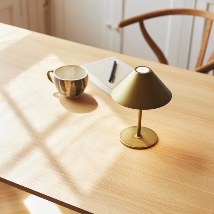 Halo Design Hygge genopladelig bordlampe, H20 cm, børstet messing