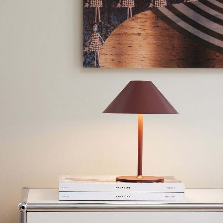 Halo Design Hygge genopladelig bordlampe, H25 cm, mørkerød