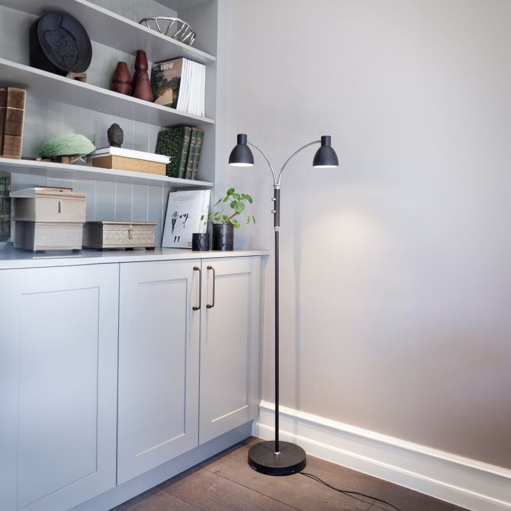 Halo Design Hudson golvlampa, 2-armad, svart