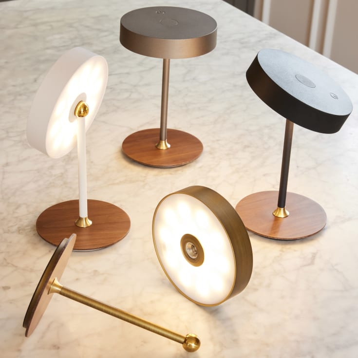 Halo Design On The Move genopladelig bordlampe, messing