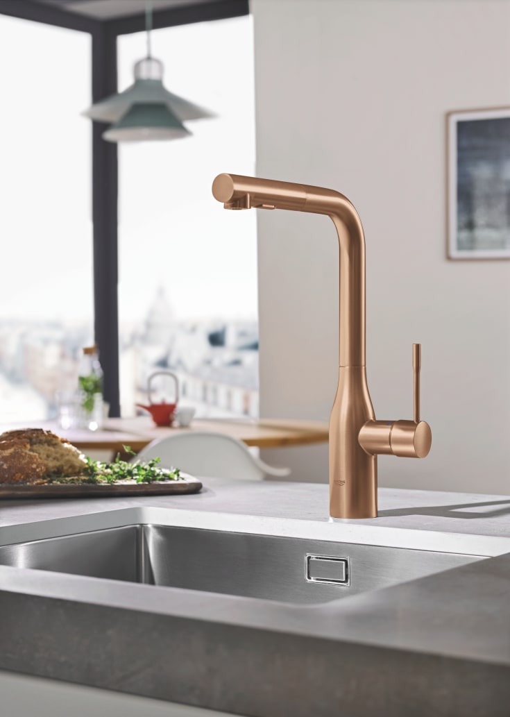 Grohe Essence köksblandare, utdragbar pip, borstad koppar