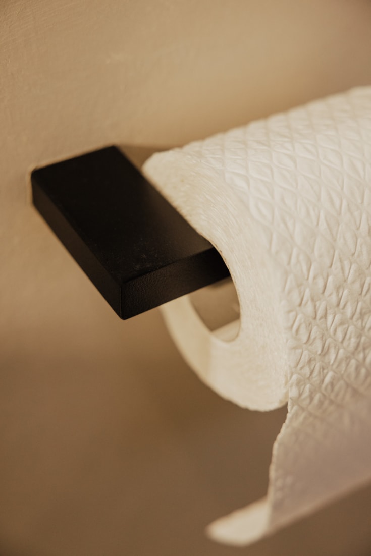 Metallbude Tuali toiletrulleholder, sort