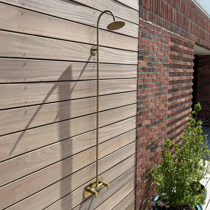 Frostline Eqi vägghängd utomhusdusch, för 300-550 mm vägg, mässing