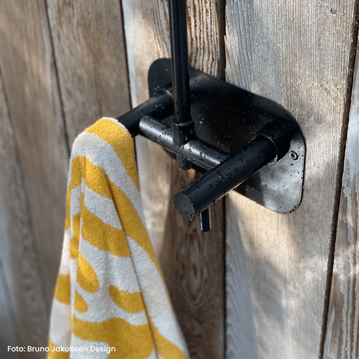 Frostline Duo væghængt udendørsbruser, til 15-35 cm væg, mat sort