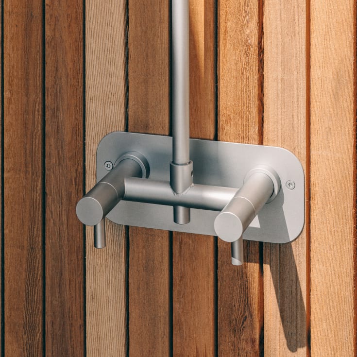 Frostline DUO vägghängd utomhusdusch, för 150-350 mm vägg, rostfritt stål