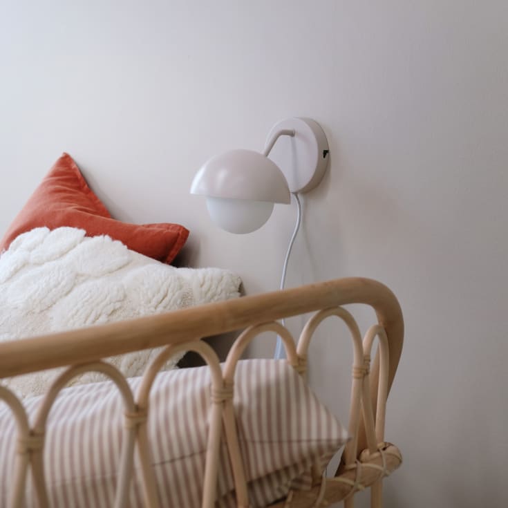 Dyberg Larsen Rose vägglampa, beigerosa
