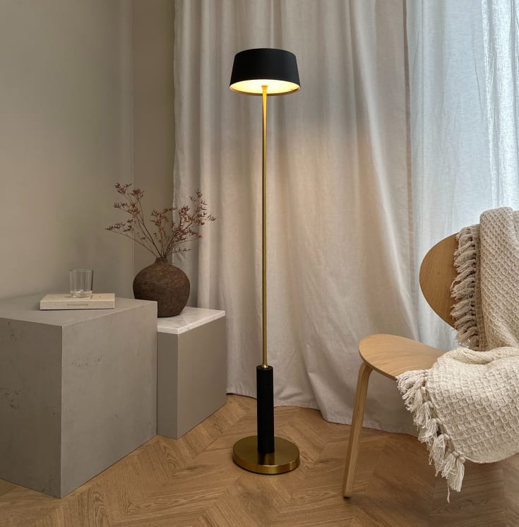 Dyberg Larsen Yoyo genopladelig gulvlampe
