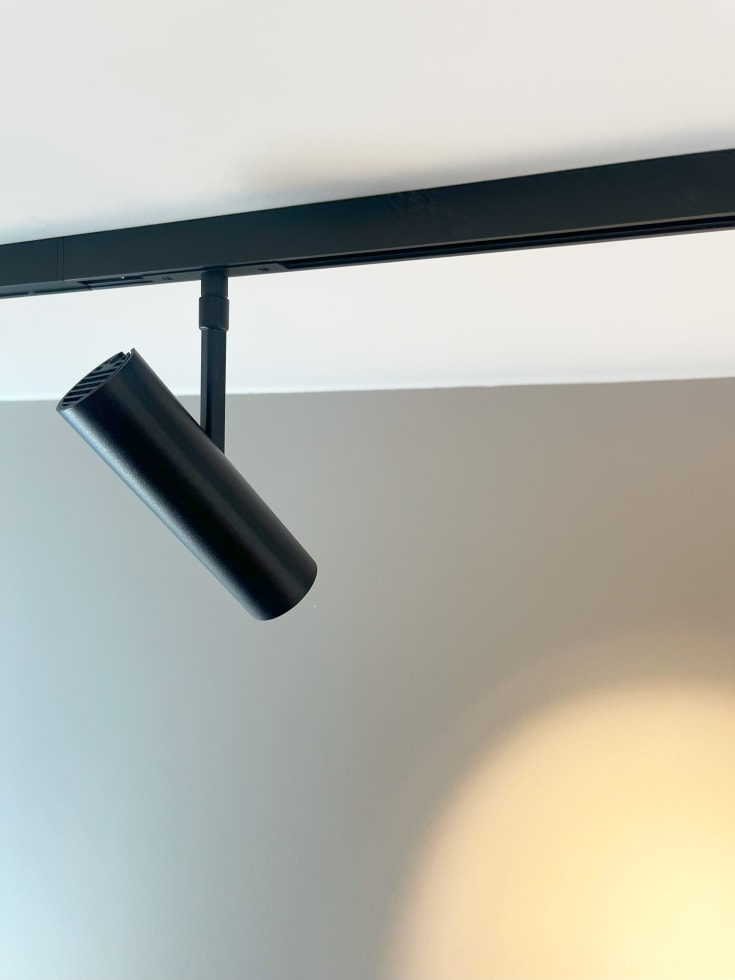 Antidark Designline Tube Slim 1F skenspotlight, 2700K, svart