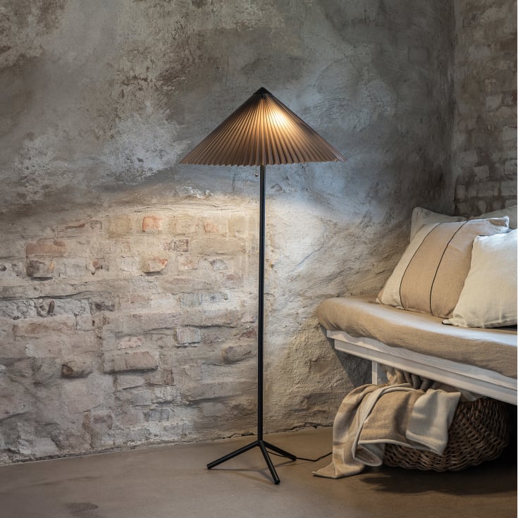 Markslöjd Plisado gulvlampe, sort/grå