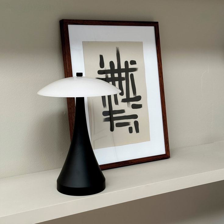Dyberg Larsen Vienna oppladbar bordlampe, opal