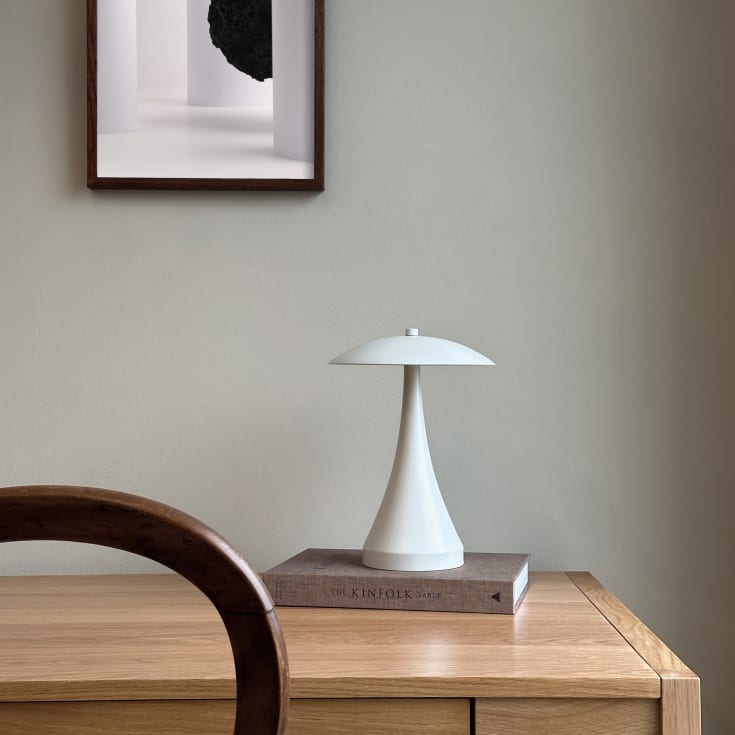 Dyberg Larsen Vienna genopladelig bordlampe, beige