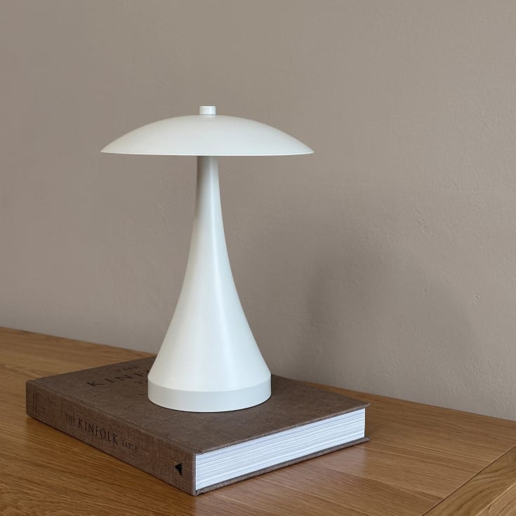 Dyberg Larsen Vienna oppladbar bordlampe, beige
