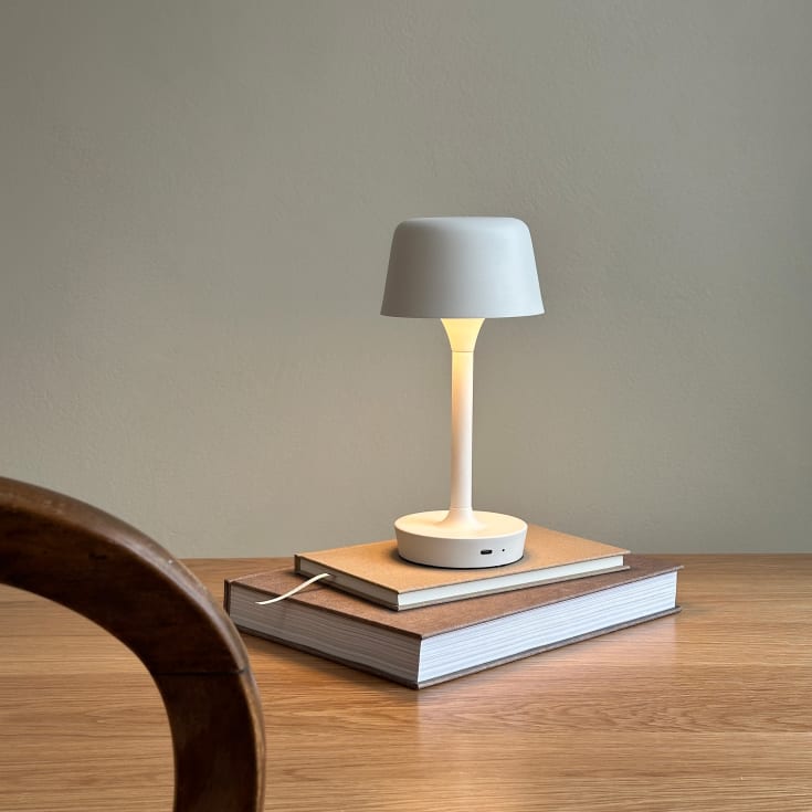 Dyberg Larsen Flow uppladdningsbar bordslampa, vit