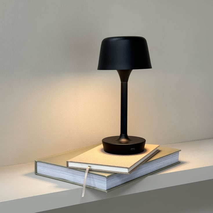 Dyberg Larsen Flow genopladelig bordlampe, sort