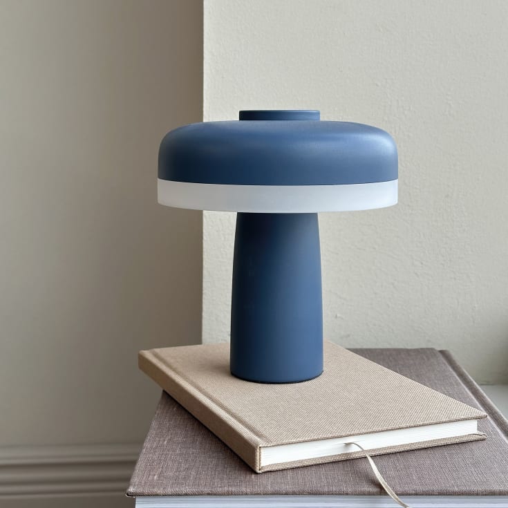 Dyberg Larsen Porter oppladbar bordlampe, blå