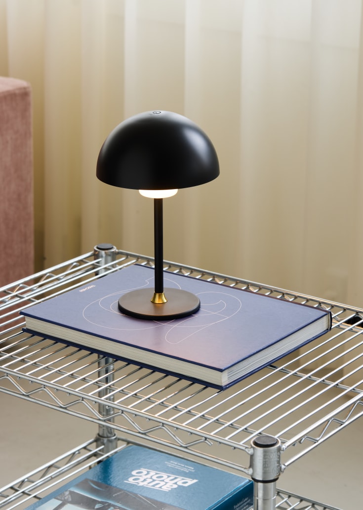 Halo Design Moon genopladelig bordlampe, sort