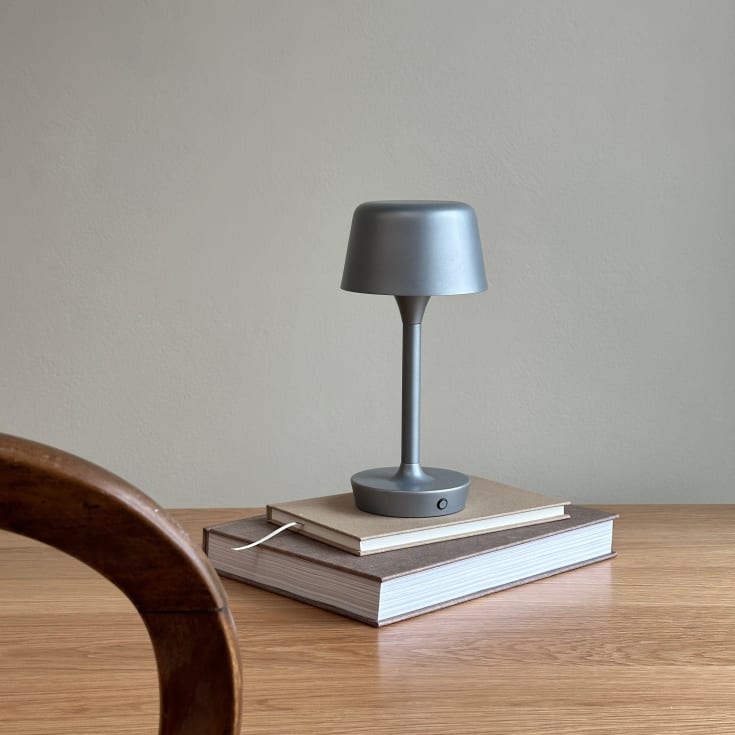 Dyberg Larsen Flow oppladbar bordlampe, grå