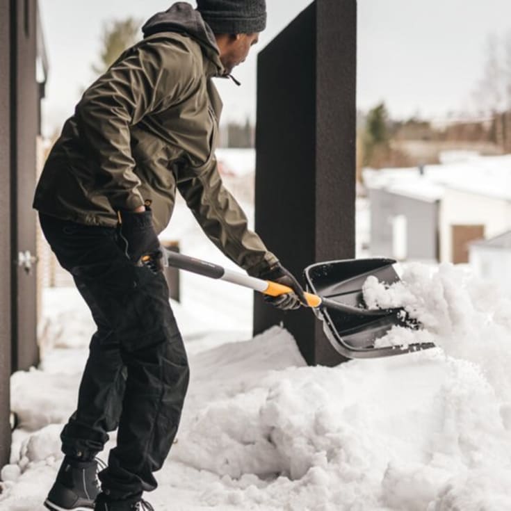 Fiskars X-series snöskuffe, teleskopisk håndtak
