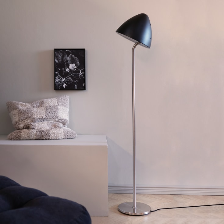 Dyberg Larsen Oulu golvslampa, borstat stål