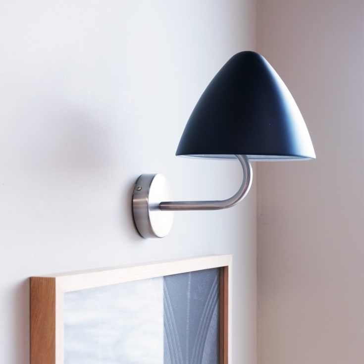 Dyberg Larsen Oulu vegglampe, børstet stål