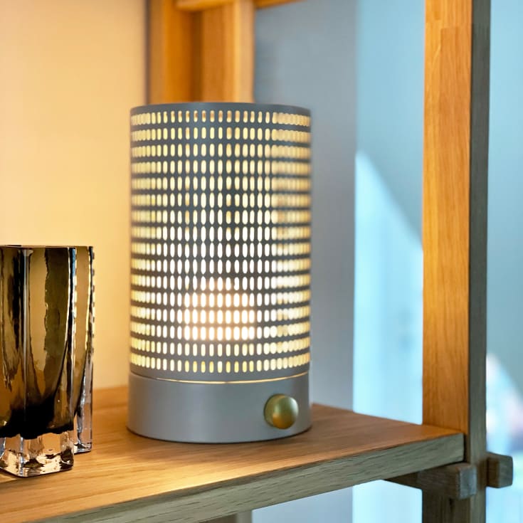 Dyberg Larsen Mesh genopladelig bordlampe, hvid
