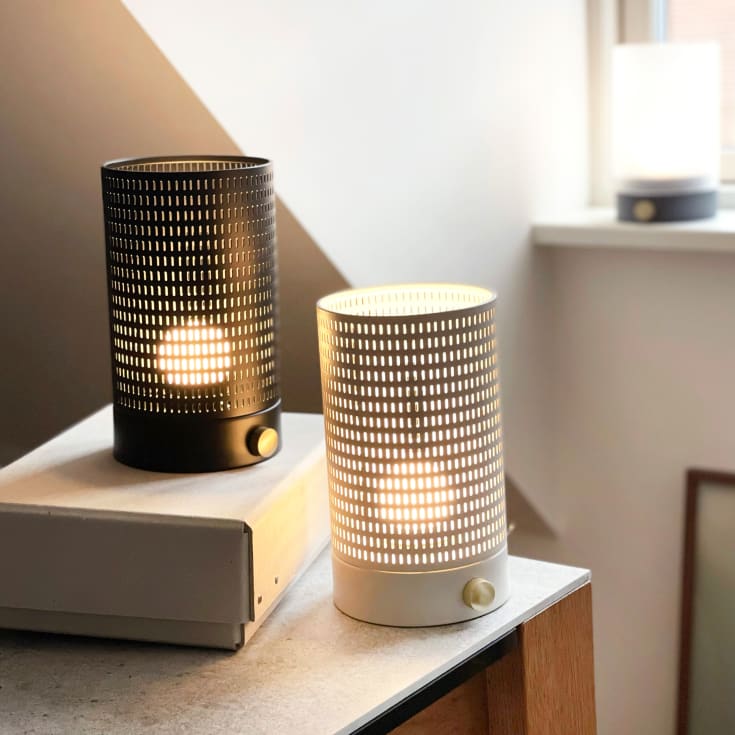 Dyberg Larsen Mesh genopladelig bordlampe, sort