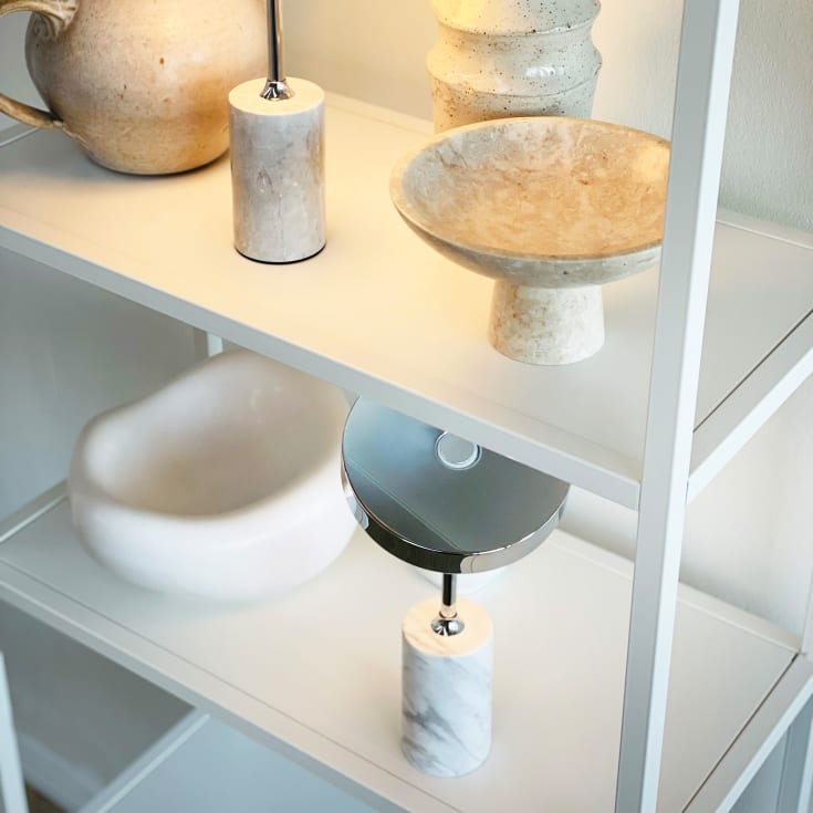 Dyberg Larsen Starlight uppladdningsbar bordslampa, vit marmor