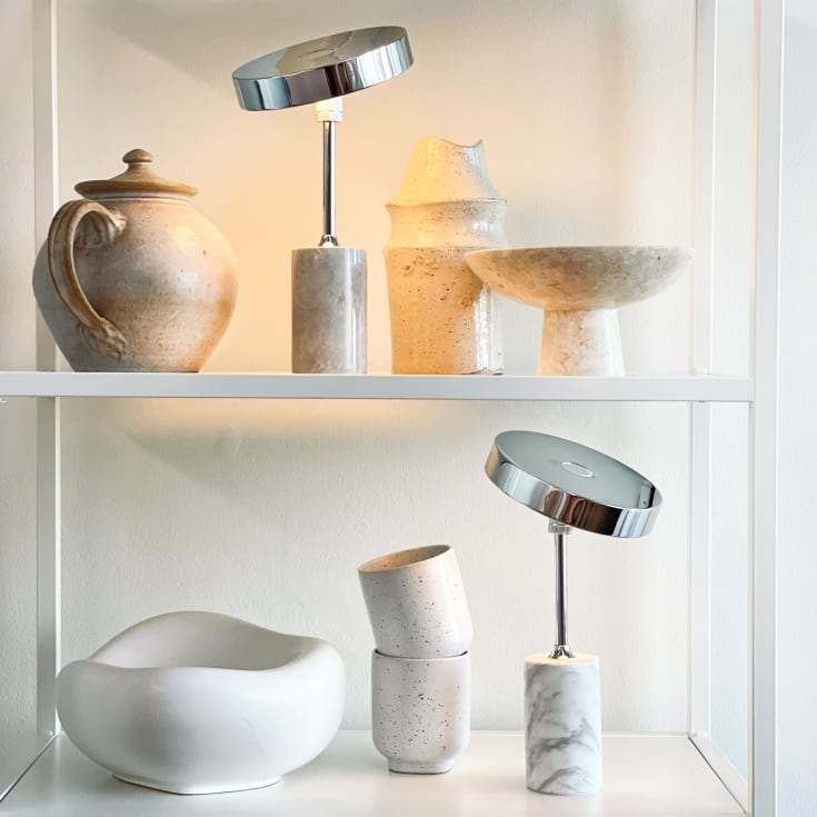 Dyberg Larsen Starlight genopladelig bordlampe, hvid marmor