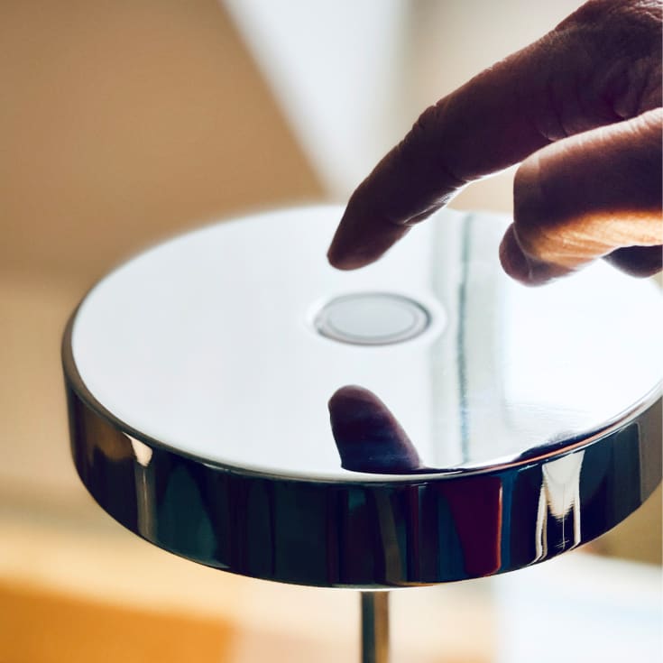 Dyberg Larsen Starlight genopladelig bordlampe, grå marmor