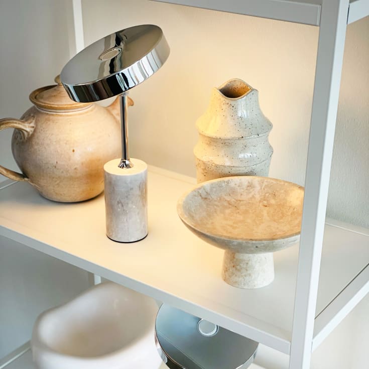 Dyberg Larsen Starlight genopladelig bordlampe, grå marmor