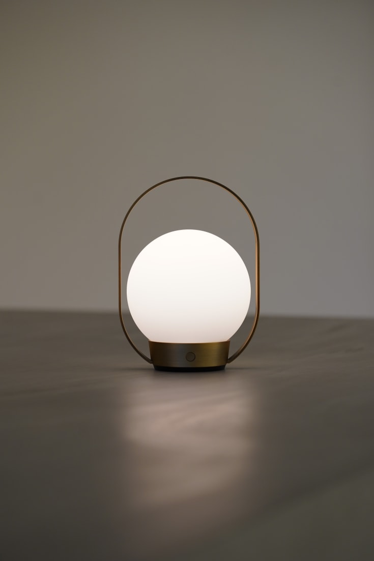 Antidark Palla genopladelig bordlampe, poleret messing