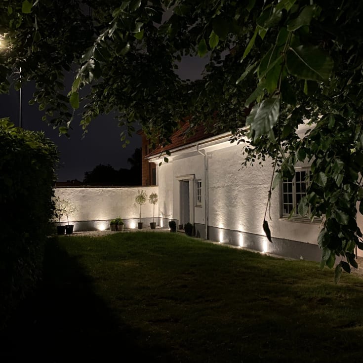 Light By Juul belegningsstein med Juulius 1 vippespotlight, earl blue