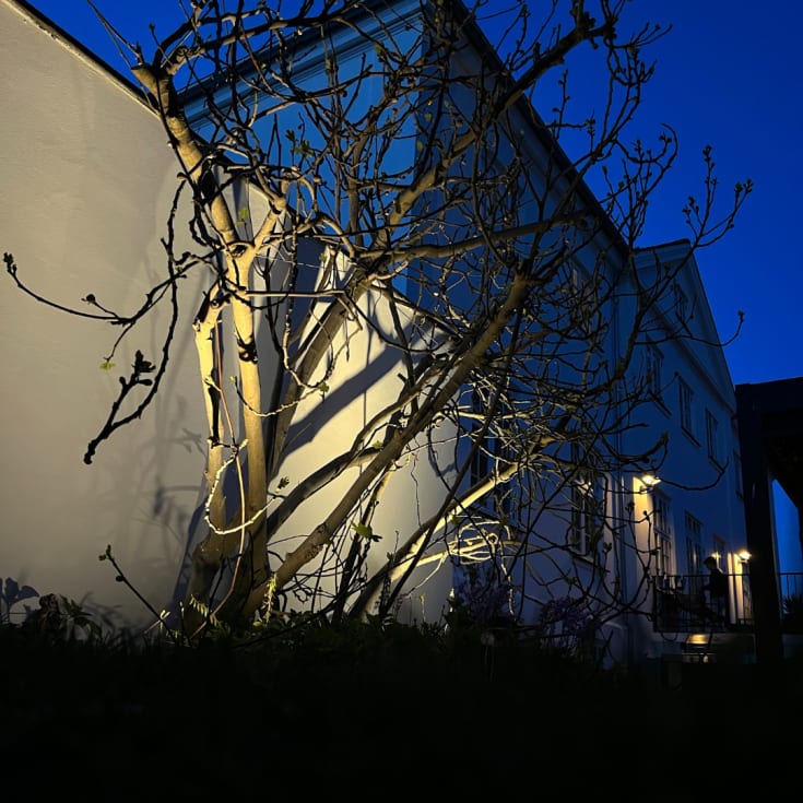 Light By Juul belegningsstein med Juulius 3 vippespotlight, earl blue