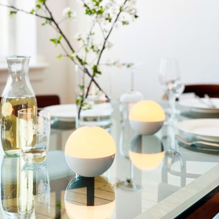 Dyberg Larsen Alba oppladbar bordlampe, hvit