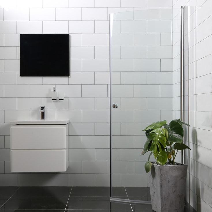 Bathlife Allsidig buet dusjdør, 70 cm, klart glass, aluminium profil