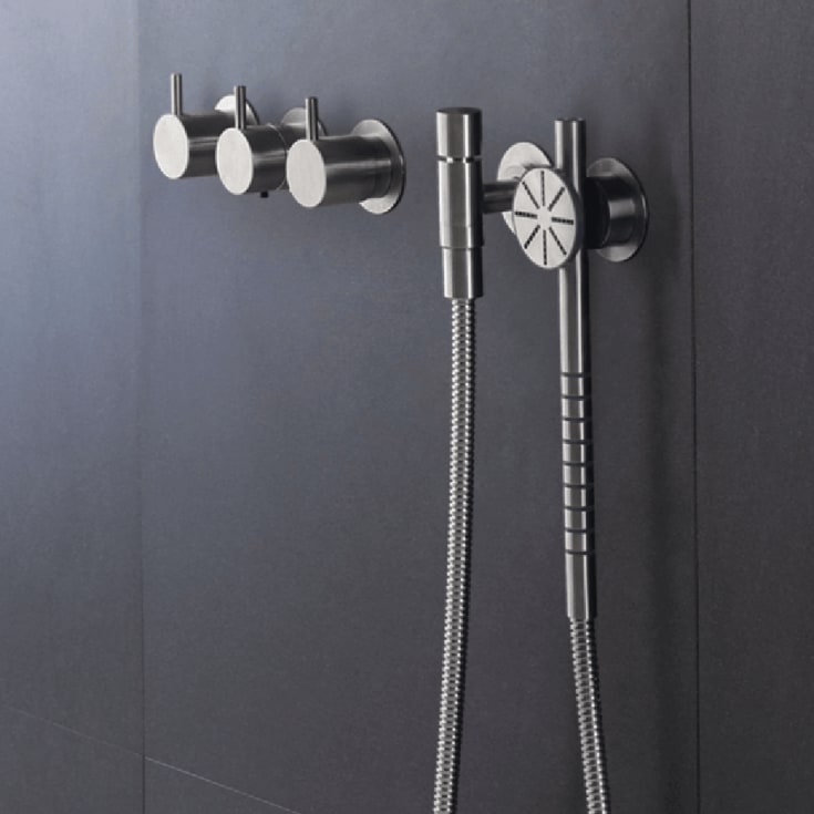 Vola 5411C-070S badekarbatteri, 160 mm tut, med hånddusj, rustfritt stål