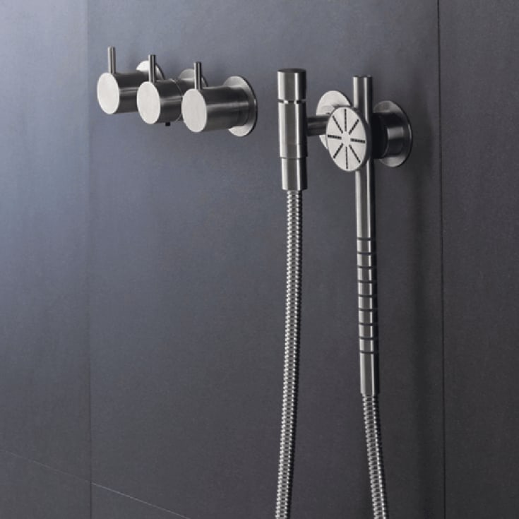 Vola 5411C-070S badekarbatteri, 160 mm tut, med hånddusj, børstet krom