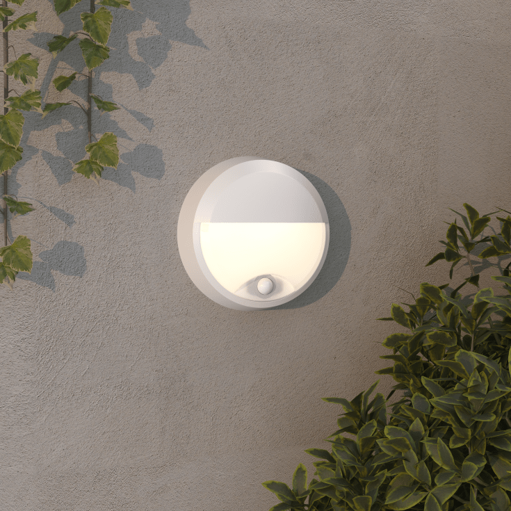 4lite Pylus Round vägglampa utomhus med sensor, halvskärm, vit